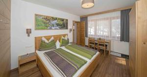 Postel nebo postele na pokoji v ubytování Haus Lackner am Weissensee in Kärnten