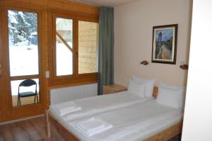 Habitación pequeña con cama y ventana en Mofetta Panzió en Sîntimbru-Băi