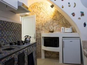 uma cozinha com um fogão e um micro-ondas em Casa Almagio - Atrani Amalfi coast - terrace & seaview em Atrani