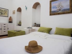 um quarto com duas camas com um chapéu na cama em Casa Almagio - Atrani Amalfi coast - terrace & seaview em Atrani