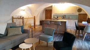 uma sala de estar com um sofá e uma cozinha em Maison à Tour Briançon em Briançon