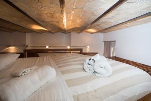 Lova arba lovos apgyvendinimo įstaigoje Trevi Fountain - Lovely Loft Apartment