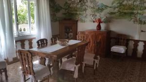 SantʼAnnaにあるVilla Liaのダイニングルーム(木製テーブル、椅子付)