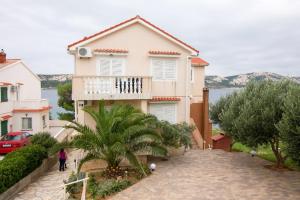 een huis met een balkon aan de zijkant bij Apartments Dobrana in Novalja