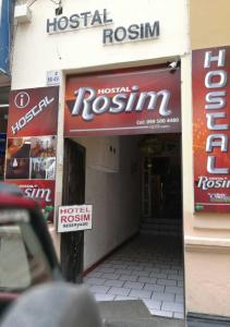 un edificio con un letrero de rosas de hospital delante de él en Hotel Rosim, en Latacunga