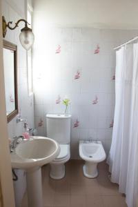 a bathroom with a toilet and a bidet and a sink at Divina Casona Posada Boutique in San Rafael