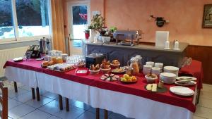 Makanan di atau di tempat lain dekat hotel