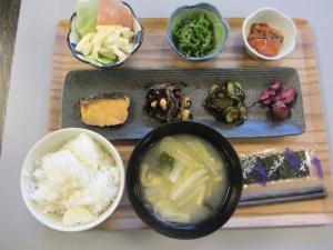 taca z ryżem i miski z jedzeniem w obiekcie Hibaso w mieście Shōbara