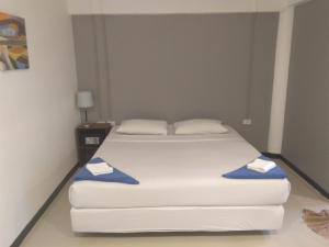 Postel nebo postele na pokoji v ubytování Phi Phi Inn