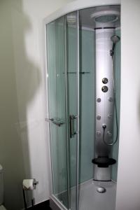 La salle de bains est pourvue d'une cabine de douche en verre. dans l'établissement 12 Short Term, à Porto