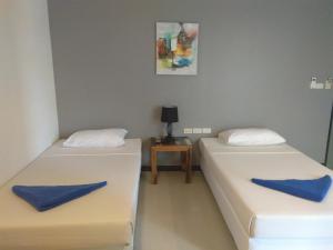 Postel nebo postele na pokoji v ubytování Phi Phi Inn