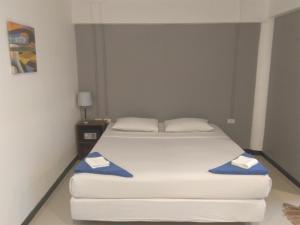 Postel nebo postele na pokoji v ubytování Phi Phi Inn