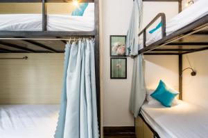 Letto o letti in una camera di Fedora Hostel