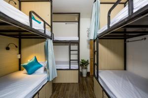 Letto o letti in una camera di Fedora Hostel