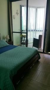 a bedroom with a bed and a large window at Departamento Viña del Mar Rapa Nui in Viña del Mar
