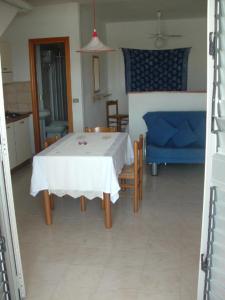 a room with a bed, table and chairs at La Salina in Lampedusa
