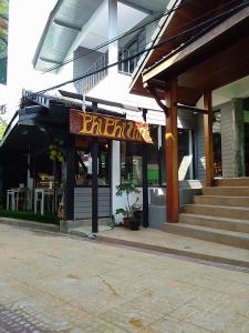 un restaurante con un cartel en el lateral de un edificio en Phi Phi Inn en Islas Phi Phi