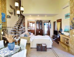 sala de estar con cama y escalera en Beautiful Sani Villa en Sani Beach