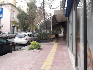 アテネにあるStylish apartment in Kolonakiの車止めの建物前歩道