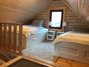 um quarto com 2 camas num chalé de madeira em Wellness Hütte am Zwenkauer See bei Leipzig em Zwenkau