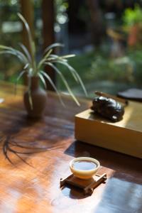 丽江君泊轩微奢客栈的咖啡和沏茶工具