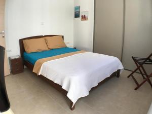 Giường trong phòng chung tại Galini Villas