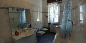 Koupelna v ubytování AFFITTACAMERE VALCHIAVENNA - Foresteria Lombarda con PARCHEGGIO PRIVATO SUL POSTO! Apprezzata Gestione Familiare dal 2012, Qualità-Prezzo TOP! "Guest-House with PRIVATE PARKING ON SITE! Appreciated Family Management since 2012, Quality-Price TOP!"
