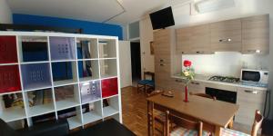 Kuchyň nebo kuchyňský kout v ubytování AFFITTACAMERE VALCHIAVENNA - Foresteria Lombarda con PARCHEGGIO PRIVATO SUL POSTO! Apprezzata Gestione Familiare dal 2012, Qualità-Prezzo TOP! "Guest-House with PRIVATE PARKING ON SITE! Appreciated Family Management since 2012, Quality-Price TOP!"