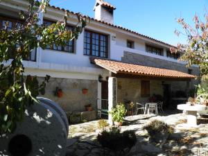 uma casa com um ptio em frente em Quinta Formosa em Vale Formoso