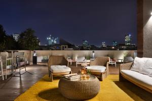 Posezení v ubytování Jacob Shenkin Hotel