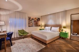 Postel nebo postele na pokoji v ubytování Jacob Shenkin Hotel