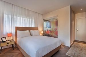 Postel nebo postele na pokoji v ubytování Jacob Shenkin Hotel
