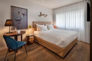 Postel nebo postele na pokoji v ubytování Jacob Shenkin Hotel