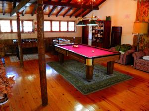 uma sala de estar com uma mesa de bilhar num quarto em Quinta Formosa em Vale Formoso