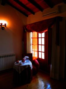 um quarto com uma mesa e uma janela em Quinta Formosa em Vale Formoso mais 37 fotografias