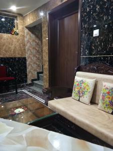 哈尔德瓦尼Hotel Silk的带沙发和玻璃桌的客厅
