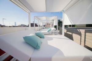 - un lit sur le balcon d'un bateau dans l'établissement Opera Apartments - Alameda, à Séville