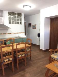 uma cozinha e sala de jantar com mesa e cadeiras em Apartamentos Manbea Algaida em San José