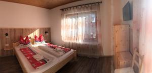 Łóżko lub łóżka w pokoju w obiekcie Pension & Apartments Waldkrieber