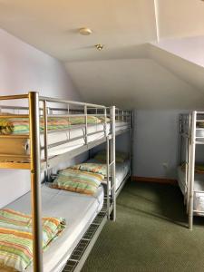 Katil dua tingkat atau katil-katil dua tingkat dalam bilik di Narrara Backpackers Hobart