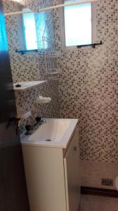 a bathroom with a sink and a window at Edificio Familiar Mar Veo in Villa Gesell