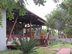 希登蓋萊的住宿－Naara Eco Lodge & Spa，花园内带木凳和桌子的凉亭
