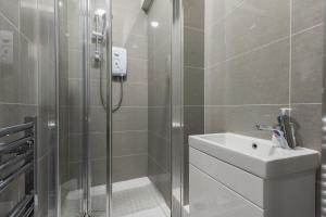 Een badkamer bij The Euston St Pancras Apartments