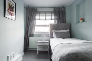 Postel nebo postele na pokoji v ubytování The Euston St Pancras Apartments