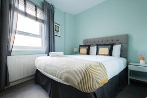 Postel nebo postele na pokoji v ubytování The Euston St Pancras Apartments