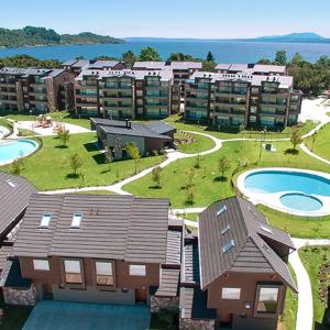 una vista aérea de un complejo con piscina y edificios en Condominio Costa Pucon, en Pucón