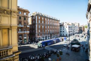 ローマにあるArgentina Exclusive Apartmentの繁華街バス付き市道