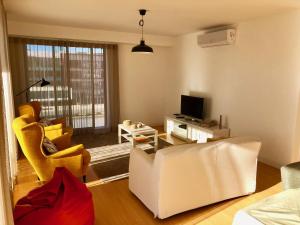 a living room with a couch and a tv at Casa do Infante in Lagos