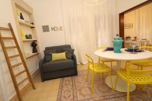 sala de estar con mesa, silla, mesa y silla en Casina Ortigia, en Siracusa