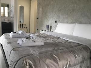 リカータにあるB&B Vittorio Emanueleのタオルが敷かれた大きなベッドのある寝室